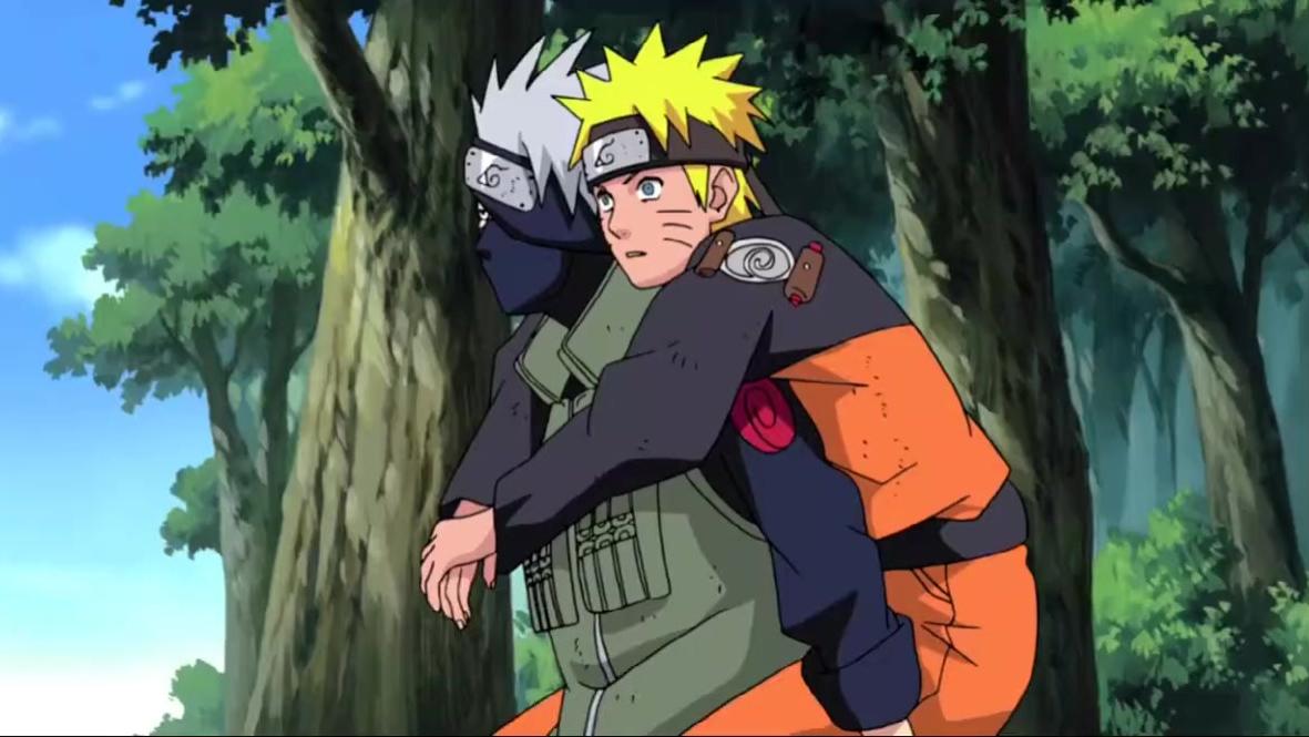 火影忍者:卡卡西背着鸣人回村,村民们早就在村口等着迎接"英雄"