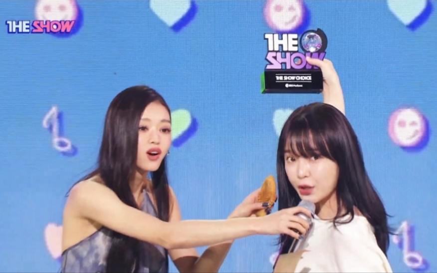 [图]【YOOA】新歌初一位受赏！《Selfish + Lay Low》回归舞台 221122 THE SHOW