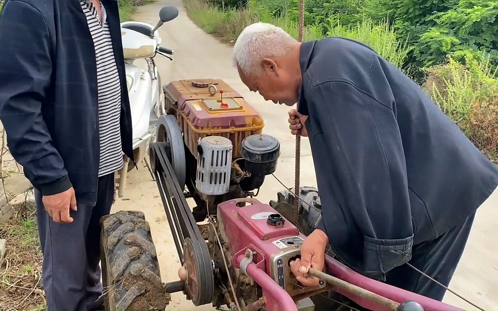 [图]拖拉机乱挡真不好修理，两个师傅修理半天才修好，真不好弄