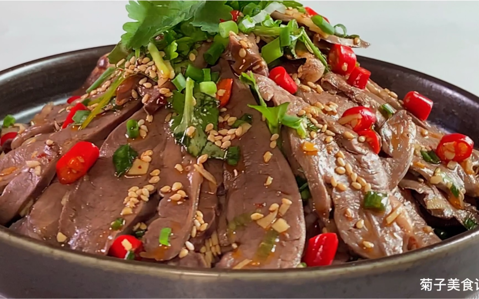 【凉拌猪心】在家做凉拌猪心,实打实的凉拌菜,堆得冒尖,比在饭店吃得