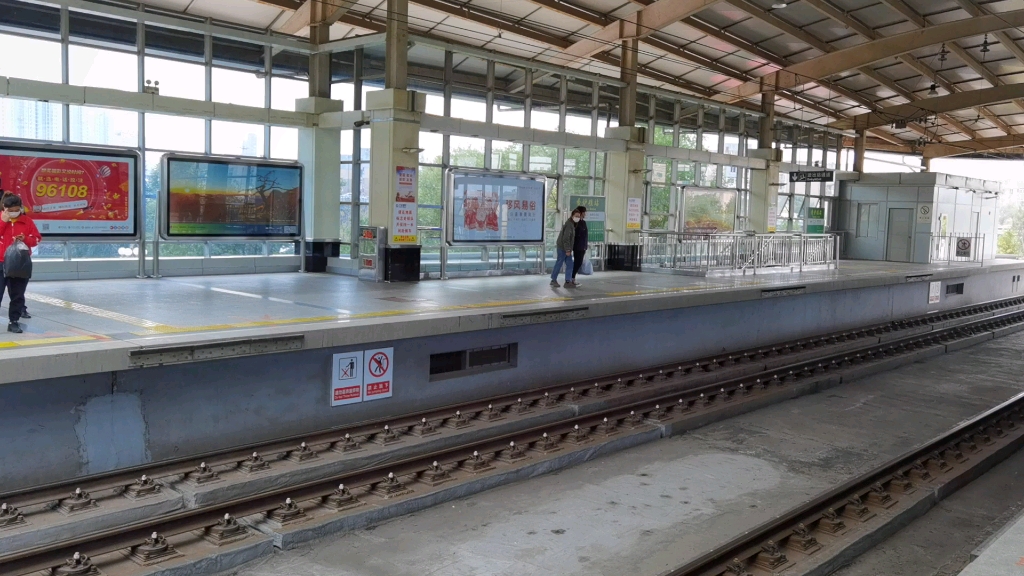 大连地铁3号线列车进香炉礁站