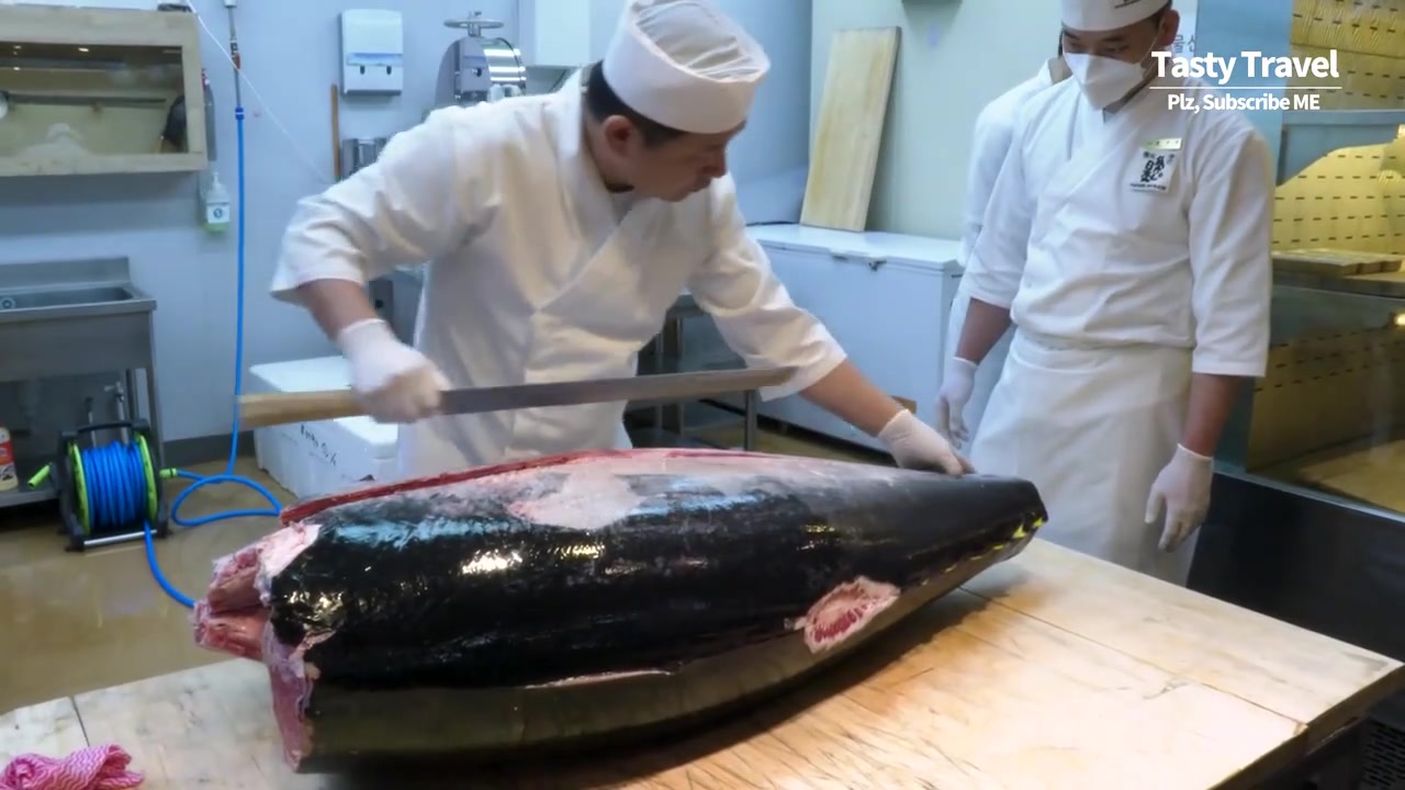 韩国鱼市场里的200公斤的巨型蓝鳍金枪鱼这样的生鱼片简直完美