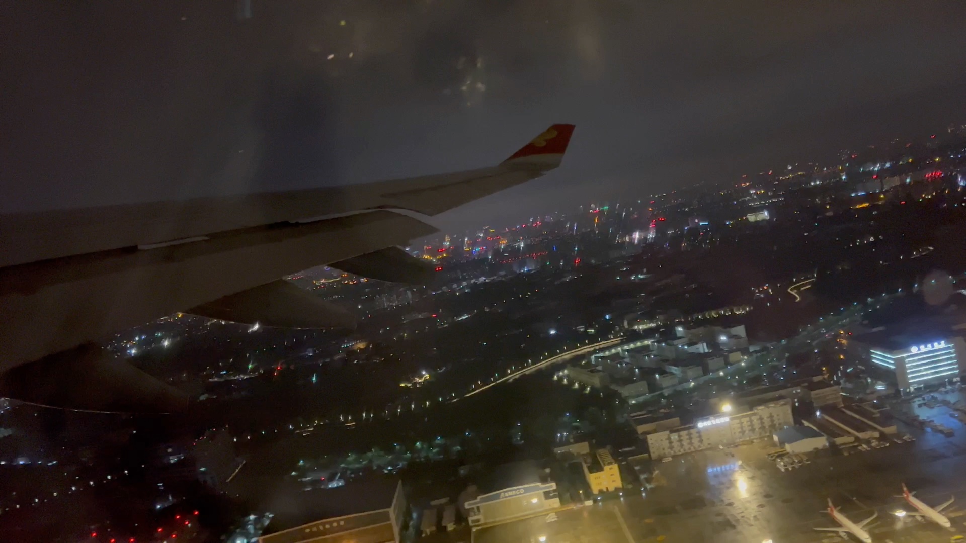 a330成都双流机场暴风雨中起飞 爬升阶段疯狂颠簸给爷整吐了-葡萄酱油