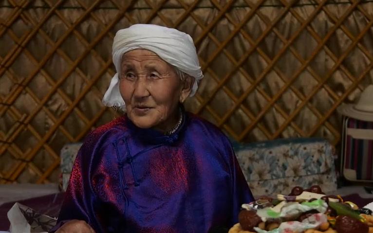 81岁蒙古老额吉缝制100多套蒙古袍 捐赠贫困儿童