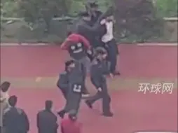 云南镇雄发生一起恶性伤人事件，23人受伤有两人经抢救无效死亡，犯罪嫌疑人被警方抓捕