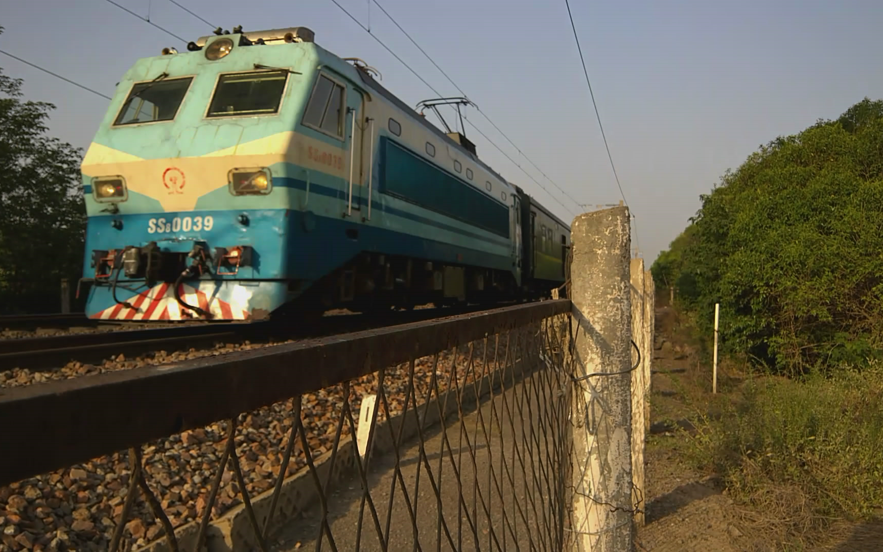 陇海铁路k31次旅客列车通过k681 100