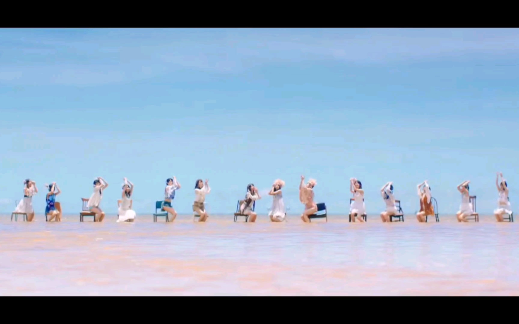 [图][乃木坂46] 《裸足でSummer》(MV)