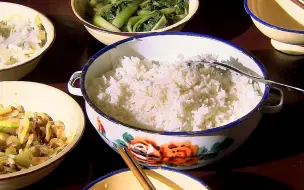 Скачать видео: 十大吃饭真香名场面：两斤饭四个菜，大碗吃饭大口吧唧吃得贼香！