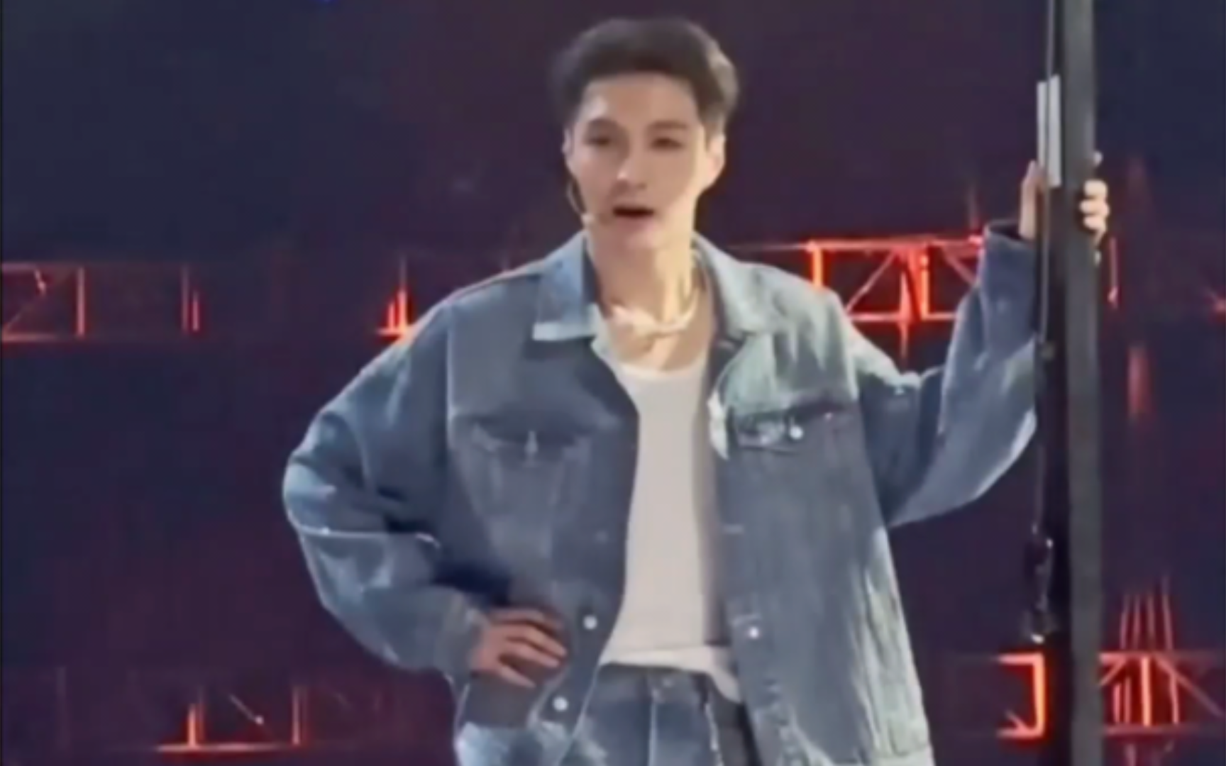 张艺兴和粉丝互动时超可爱,本人是也真真的帅啊