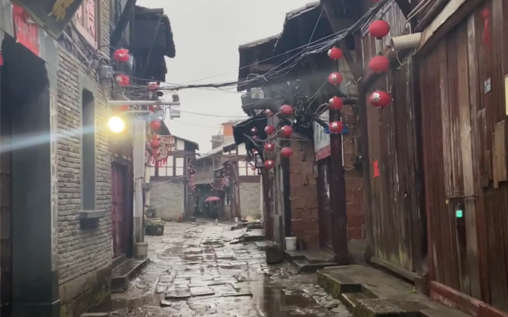 [图]雨落江南春水意 游人行巷遇知己