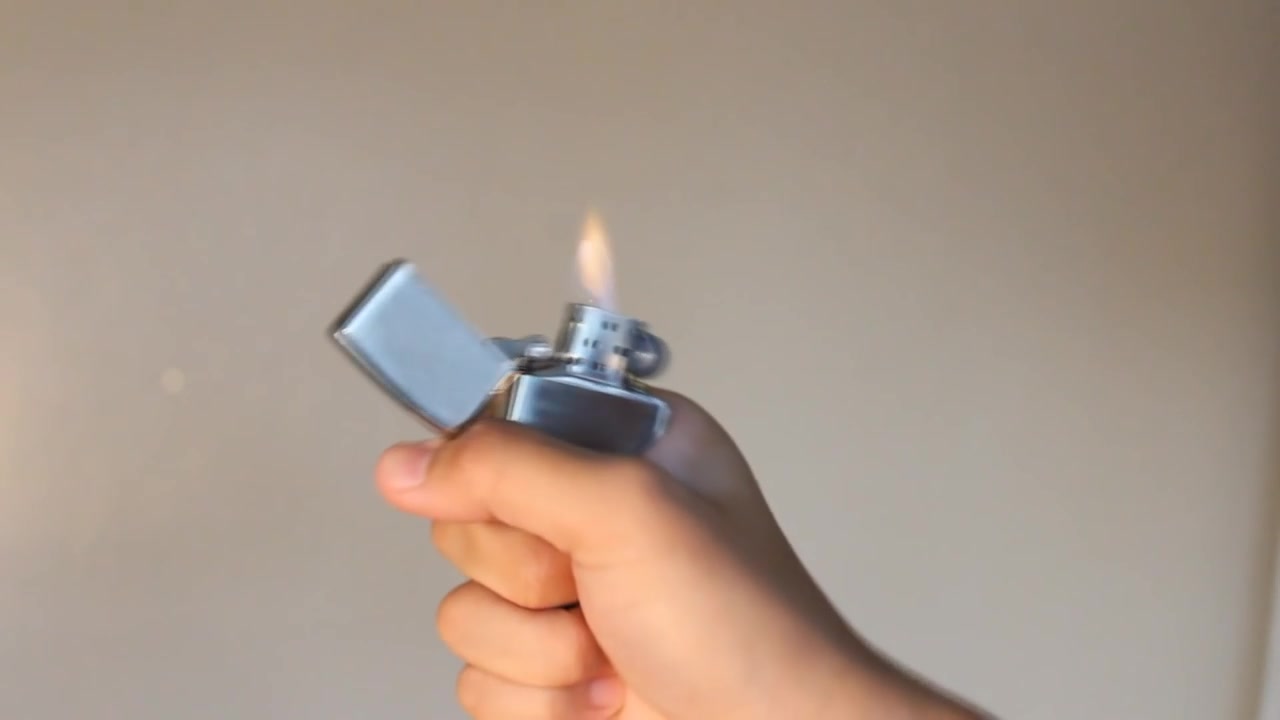 [图]【Zippo 新手教程No.1】打火机花式教程 Zippo Tricks - Easy #1（EZ Squeeze）