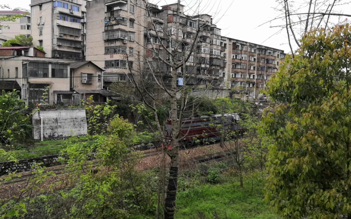 内燃机车通过湘潭板塘铺