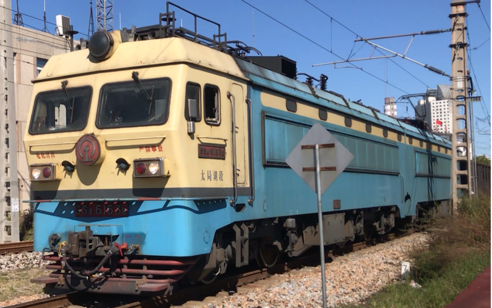 大秦铁路秦皇岛东站配属太局湖段的ss46163机车牵引115节敞车鸣笛提速