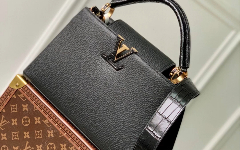 高仿lv路易威登m91697黑色中号此款珍贵的capucines中号手袋由鳄鱼制