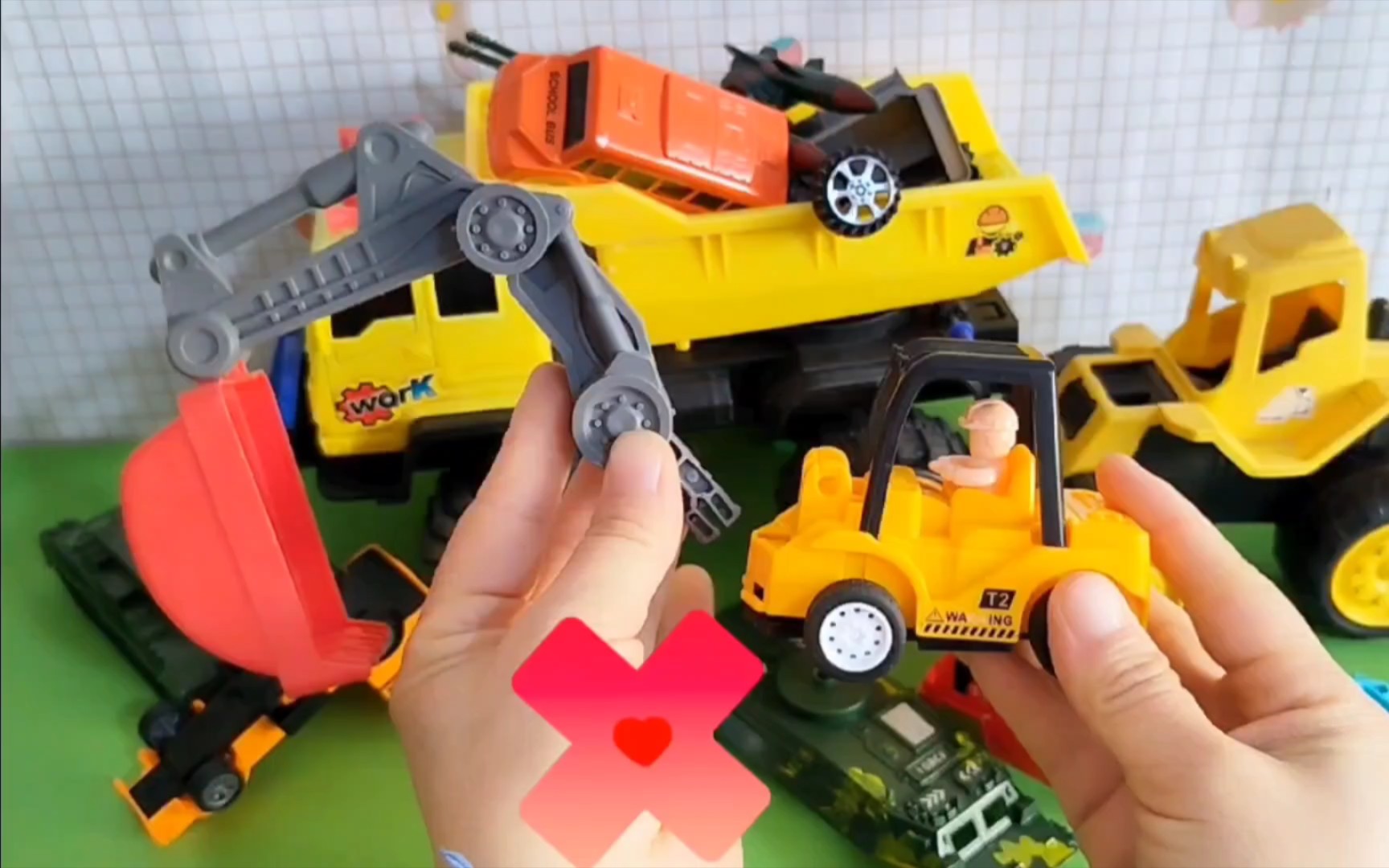 玩具乐园 翻斗车拉开了好多车碎片 警车把它们都给修好了