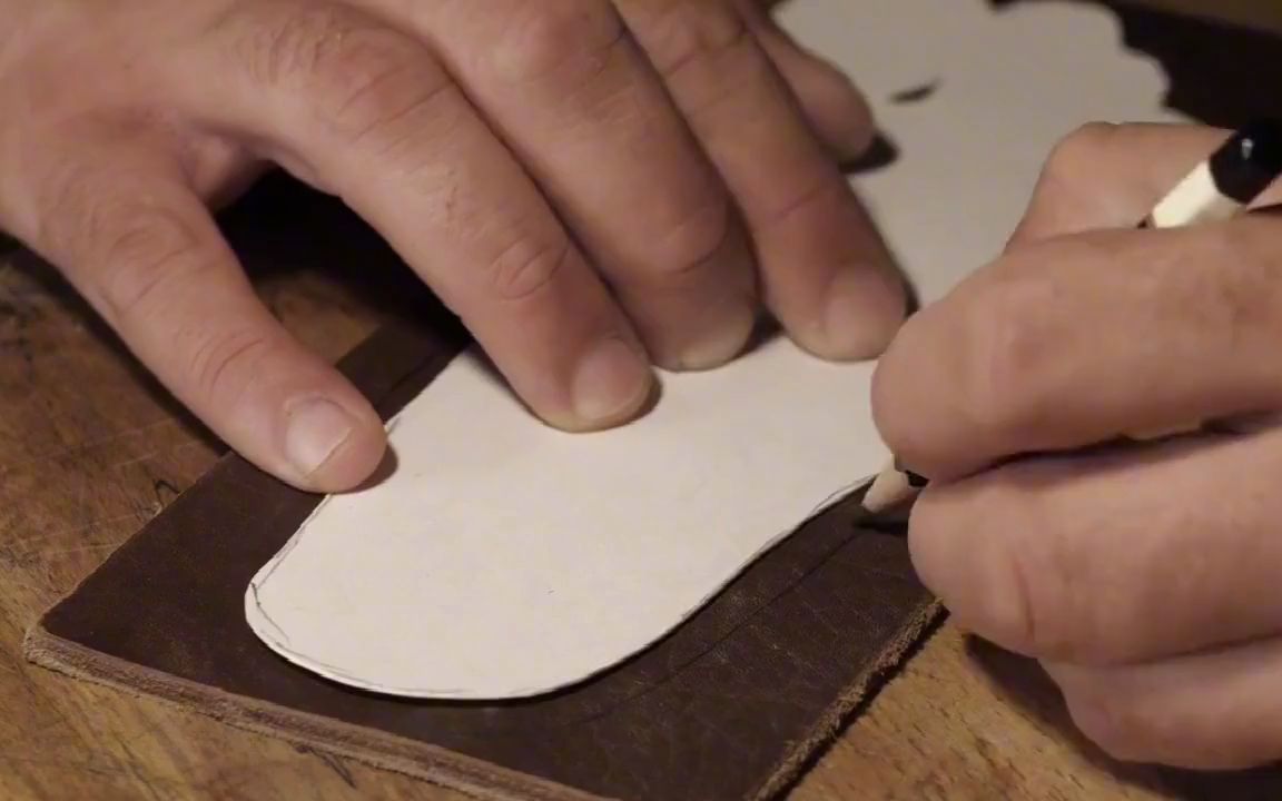 皮匠手艺精湛,纯手工制作牛皮凉拖,就问这样的拖鞋你是不是喜欢