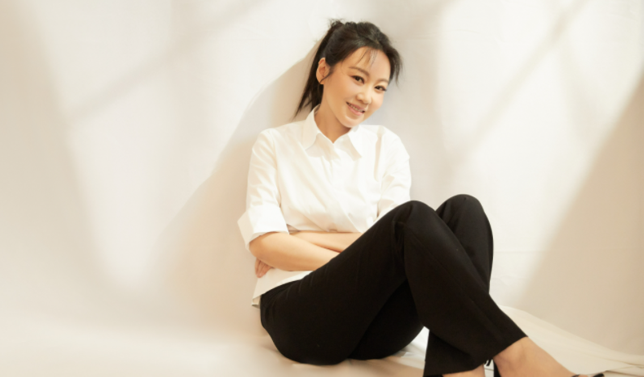 50岁闫妮片场被偷拍!穿运动装脖子上挂个口哨,休息期间狂补水