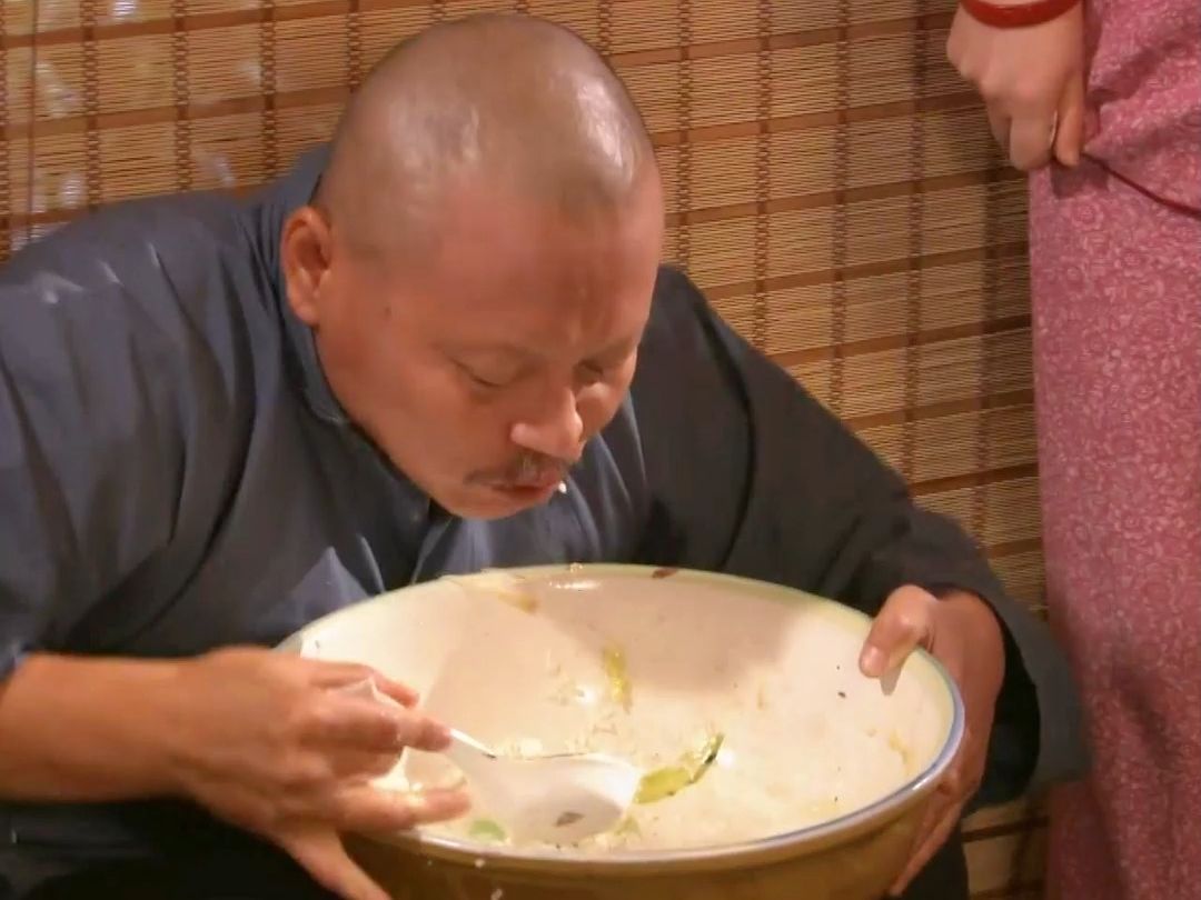 郑老屁吃折箩,大盆干饭就是香,看见了没有,这才叫吃饭呢