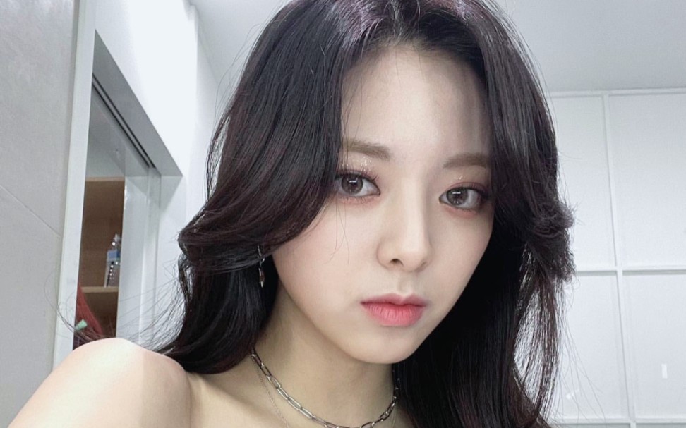 恭喜loco初一位【饭制直拍】yuna申有娜 - loco 211008 itzy by _.