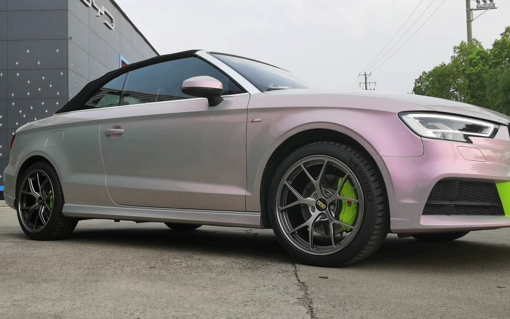 奥迪a3升级改装18寸锻造轮毂安装荧光绿卡钳罩