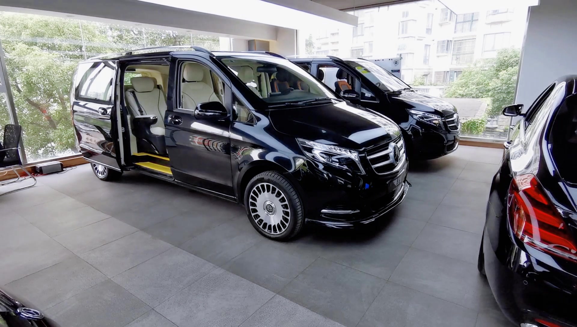 奔驰v级商务车迈巴赫版v250,买台商务车怎能不改装,配置齐全价优_哔哩