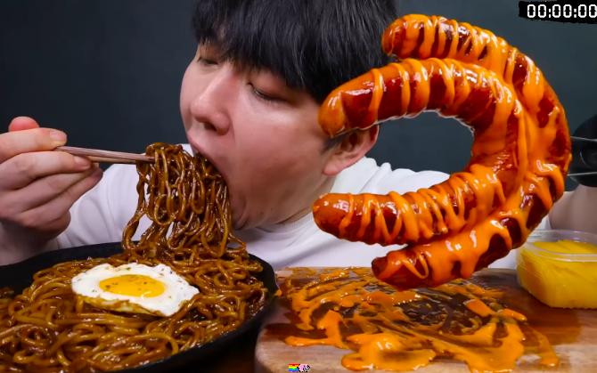 韩国吃播【udt】(深渊巨口)炸酱面|大烤肠|泡菜 满足滴很!