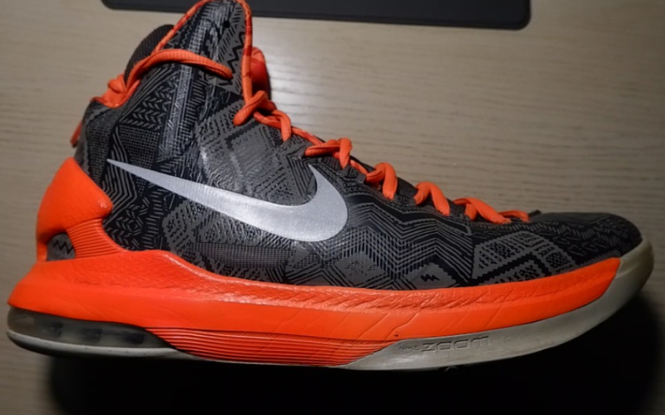 回看曾经的杜兰特第五代kd5,球鞋,细节满满,真的是帅到爆炸.