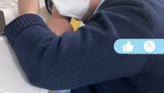 白衣天使即使自己淋着雨也要为别人撑伞