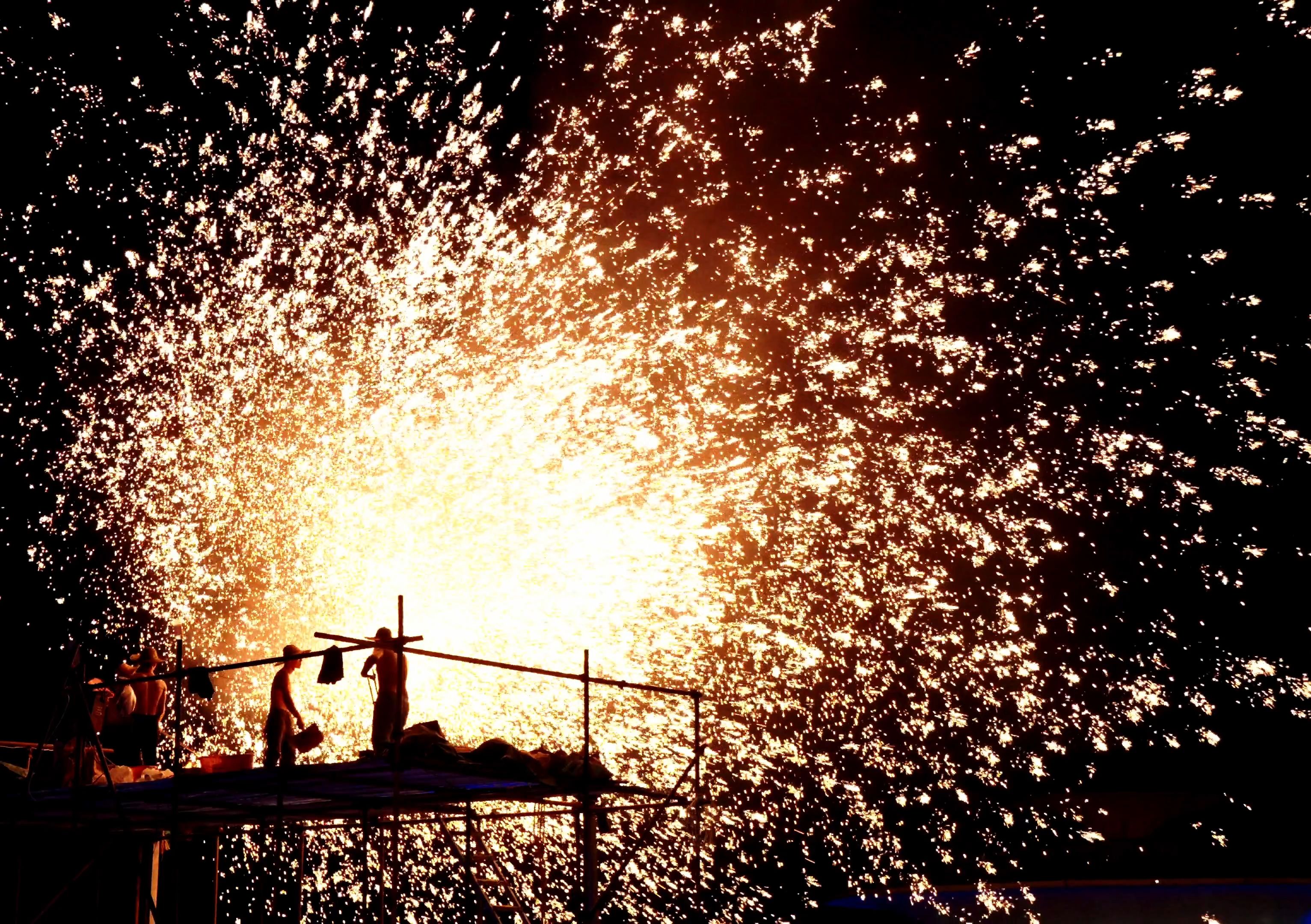 33秒带你感受非物质文化遗产 | 打铁花