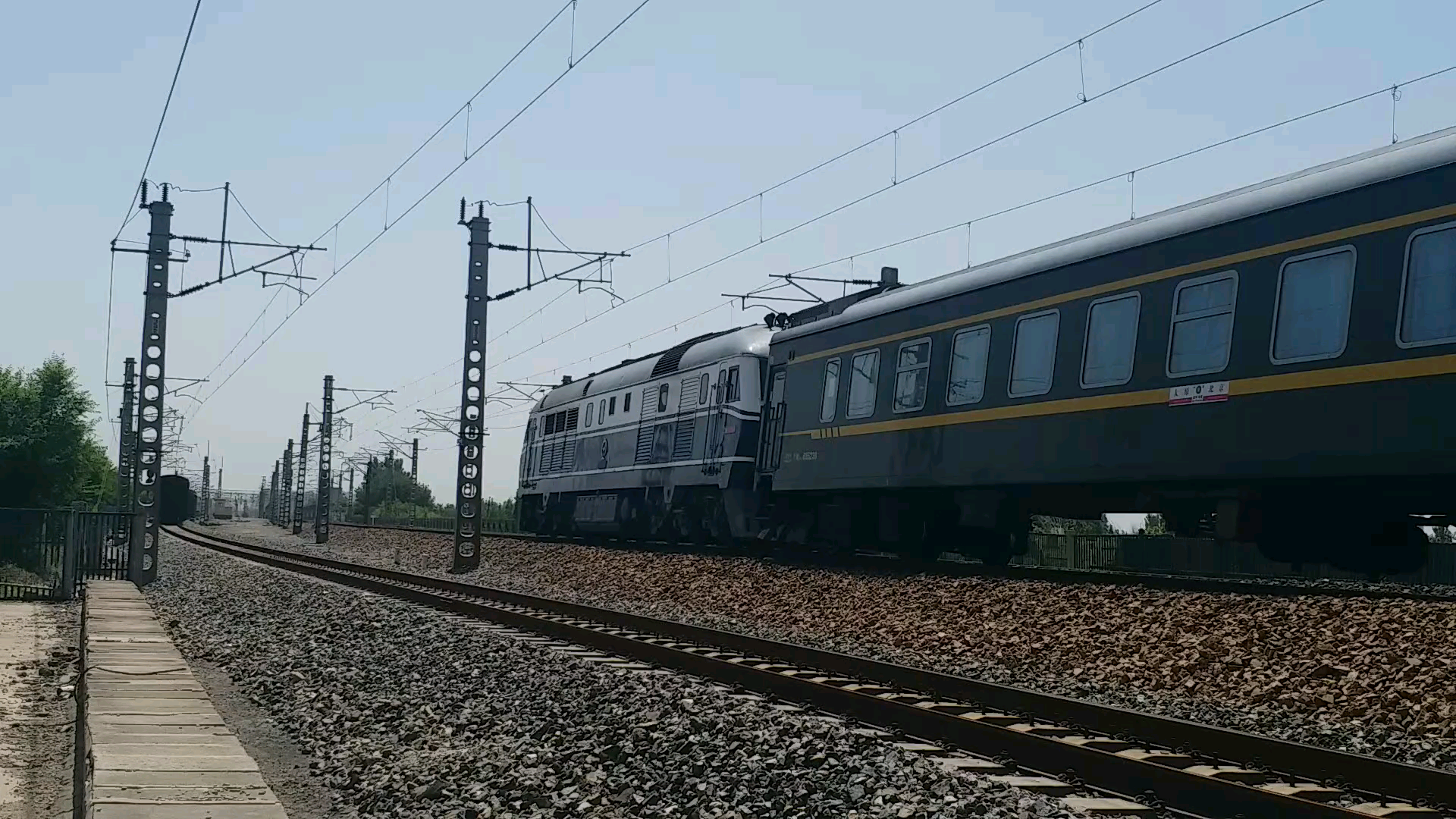 【铁路摄影】df11型内燃机车牵引k7729次杨村站通过_哔哩哔哩_bilibil