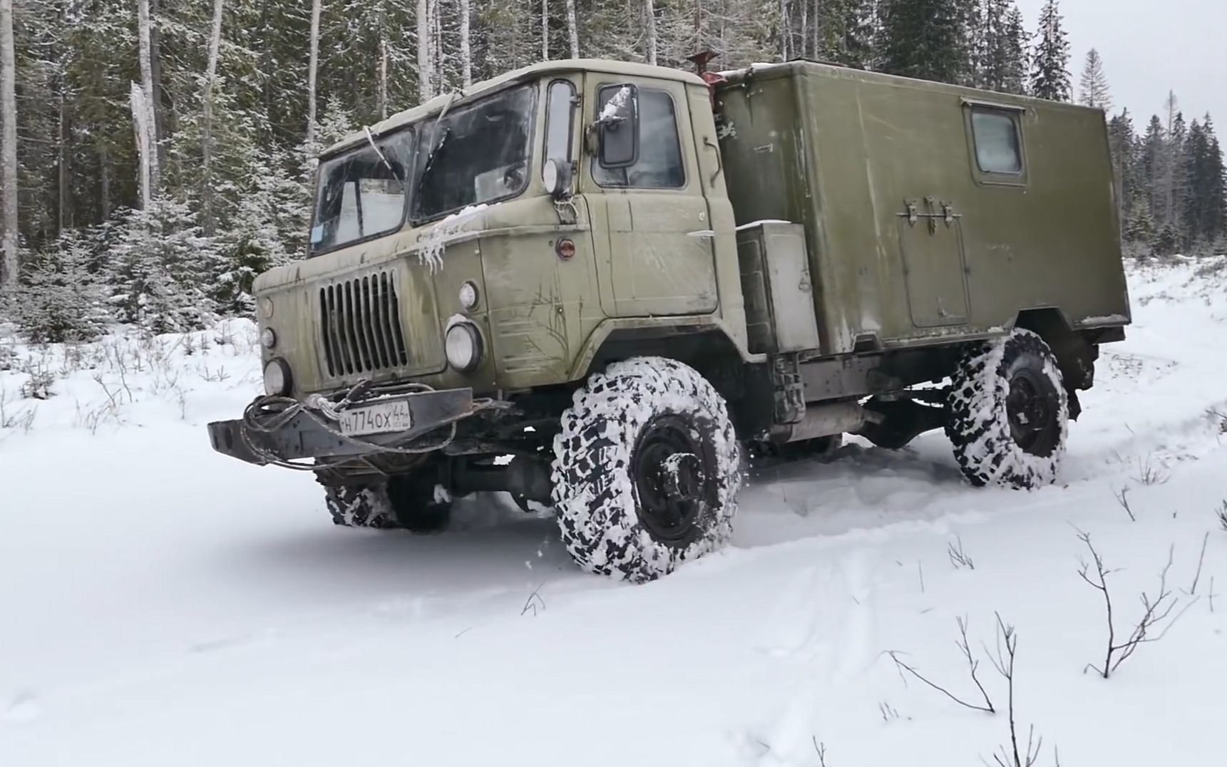 老式军用卡车之间的较量