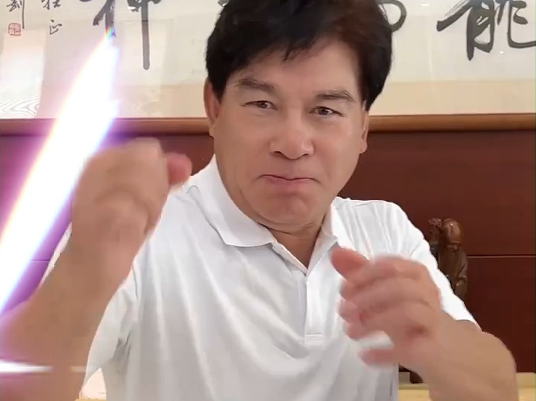 朱时茂摆拳击pose为中国奥运健儿加油!