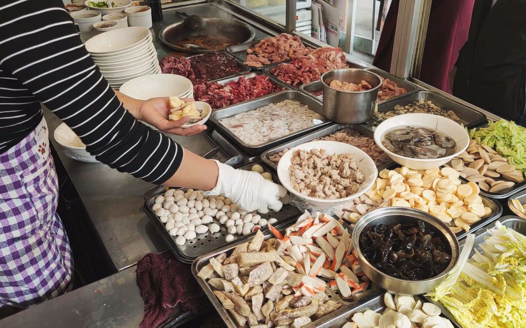 福建大姐卖漳州生烫十来年猪腰海蛎烫十几秒就出锅天天挤满人