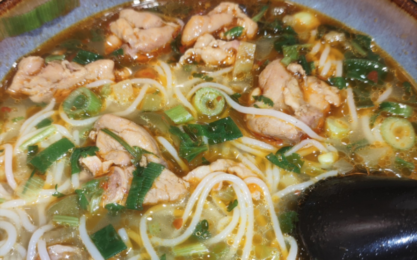 下雨天,吃一碗热乎乎的鸡块米线,烦恼烦恼快随热气散掉