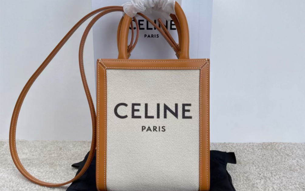 Celine CABAS TRIOMPHE CANVAS标志印花竖款迷你手袋7 X 8 X 2英寸(17 X 21 X 4厘米)哔哩哔哩bilibili