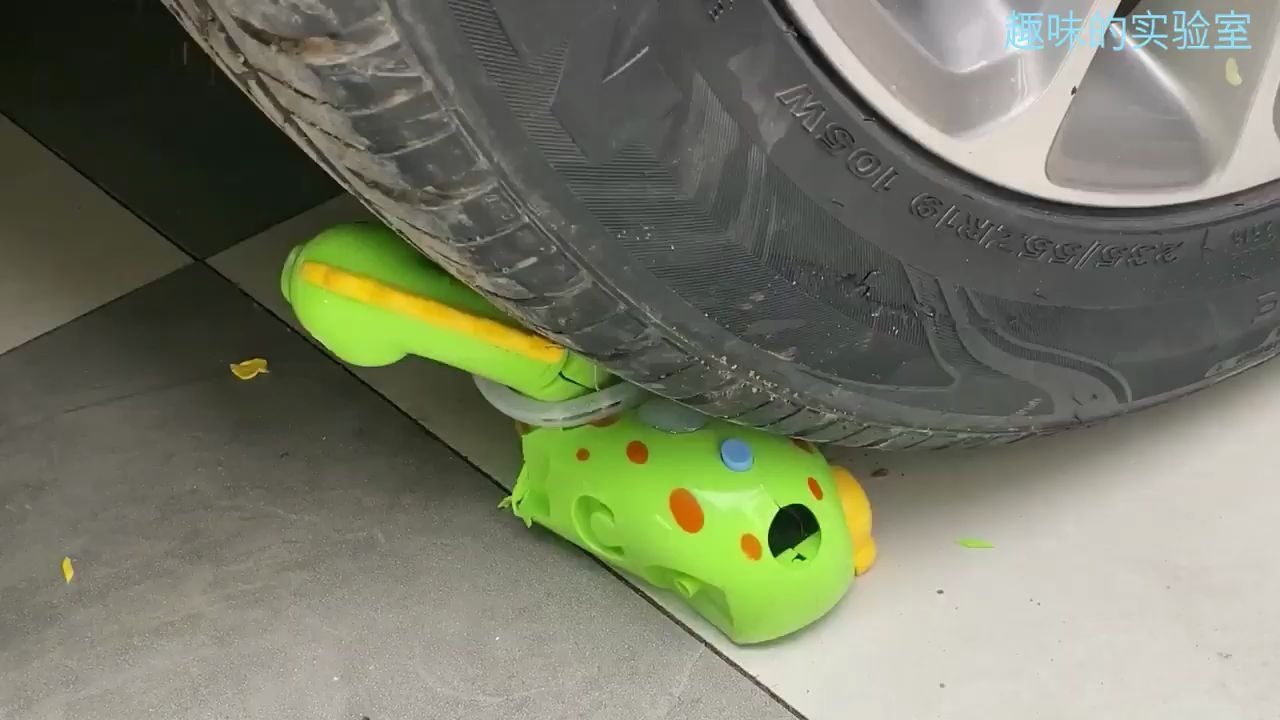 汽车碾压各种玩具的瞬间