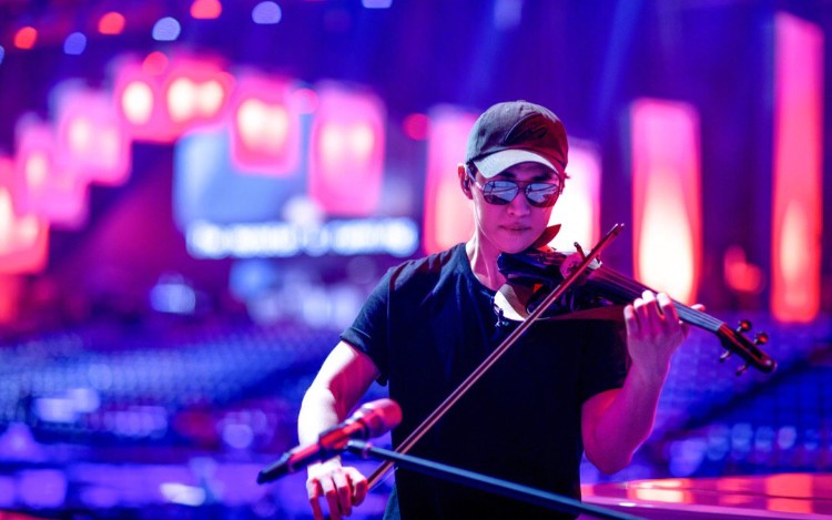 刘宪华henry-双钢琴高能演奏《faded》-才华溢出屏幕!