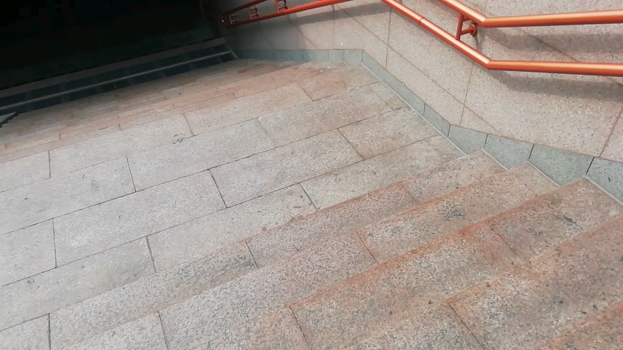 西单站的一号线和四号线的西单东的地下通道