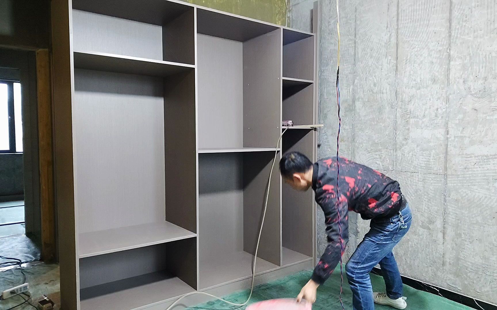 主卧衣柜宽度2米,内部格局可以这样设计,实用又方便