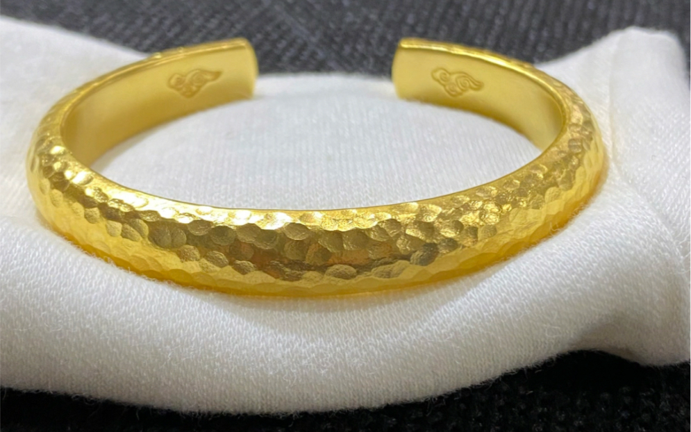 北京小姐姐在咱家定制的第八支手镯,锤纹泥鳅背手镯,龙鳞纹手镯