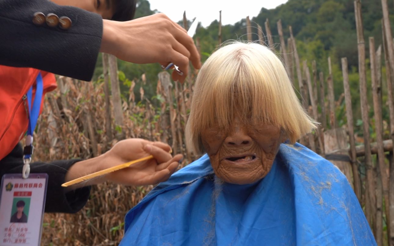 90岁老奶奶的无奈,眼睛还瞎掉一只,村里连理发店都没有