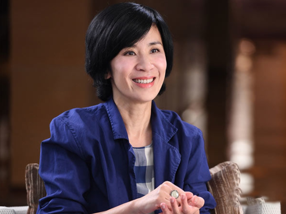 同居不同床,生女不结婚,aa制关系的吴君如,获赠2.