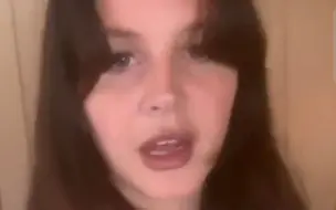 Descargar video: 【Lana Del Rey】打雷姐谈及自己并非出生在富裕的家庭 (原视频已被删除)