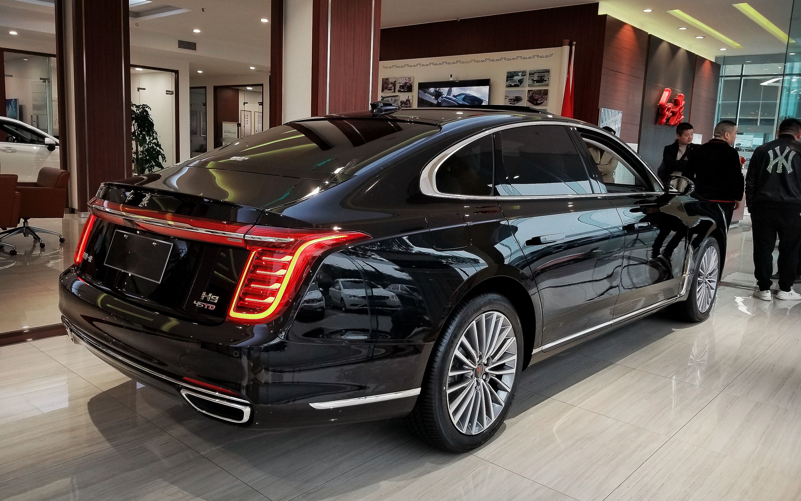 咋看都有百万豪车气场!红旗h9实力不俗,7.29秒破百,不输bba!