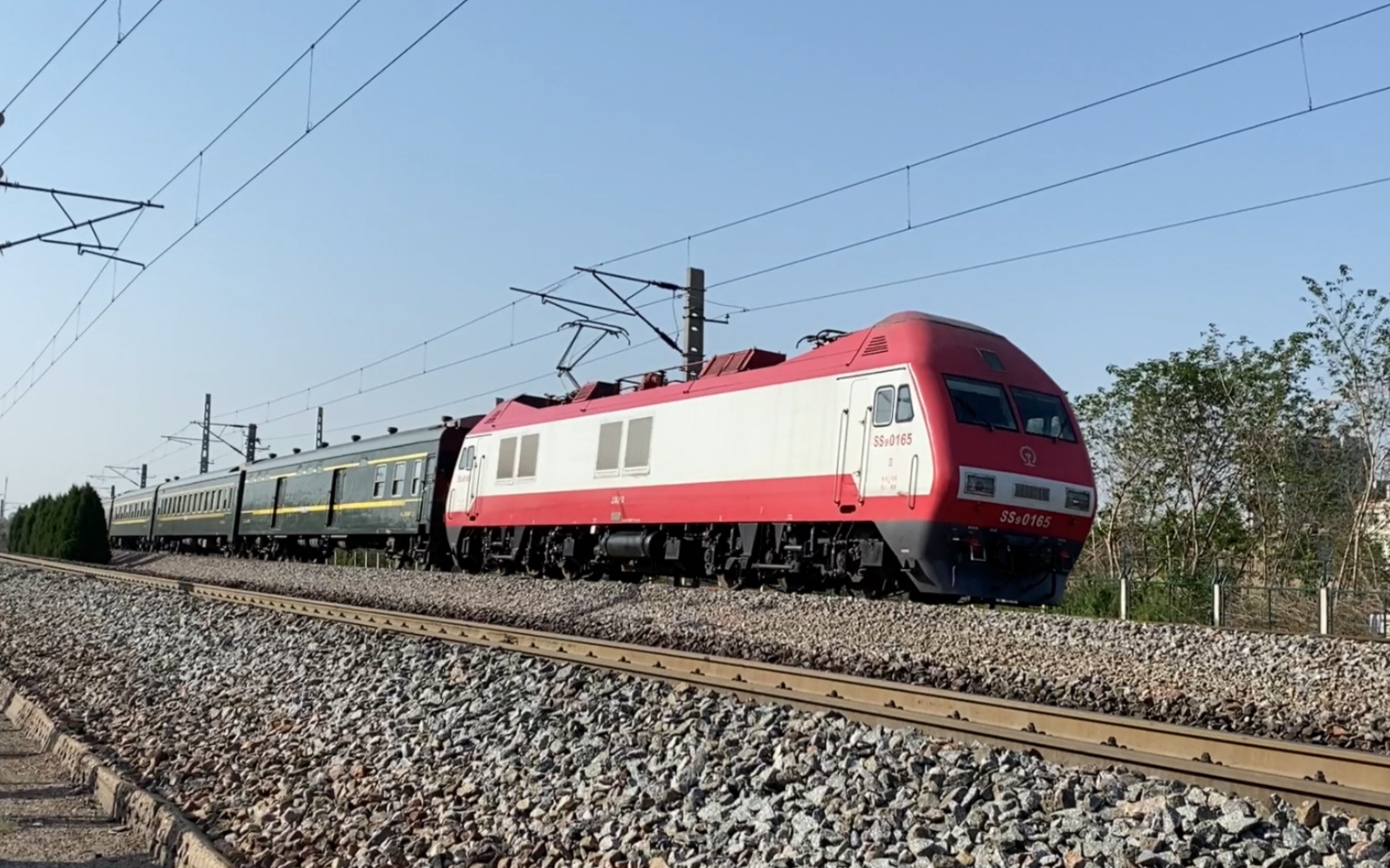 中国铁路 ss9 0165牵引t136次列车接近邹城车站