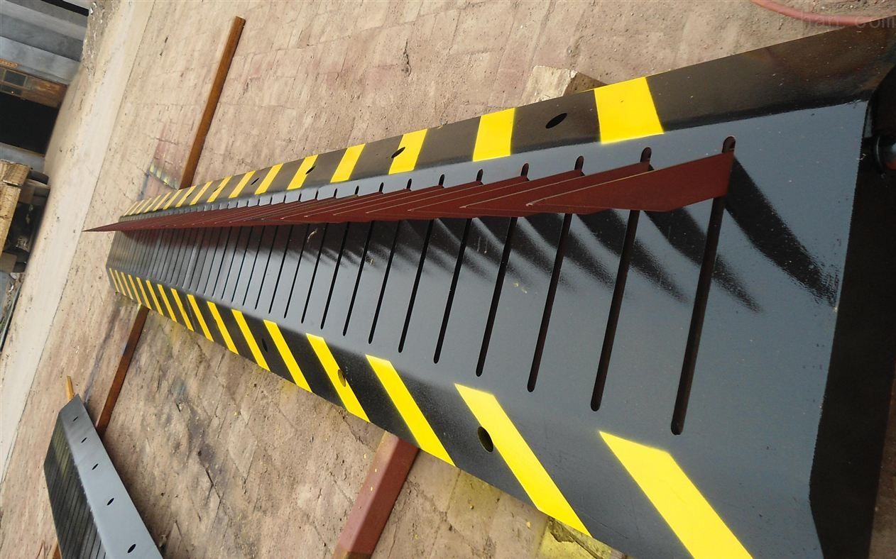 老司机的噩梦来了逆行就要扎轮胎这样的路障你要吗这减速带很聪明专挑