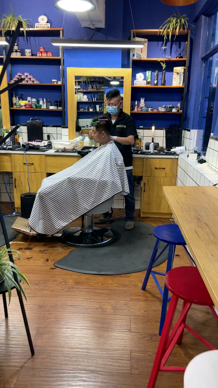 精准分区科学分份来男士专业理发店把你