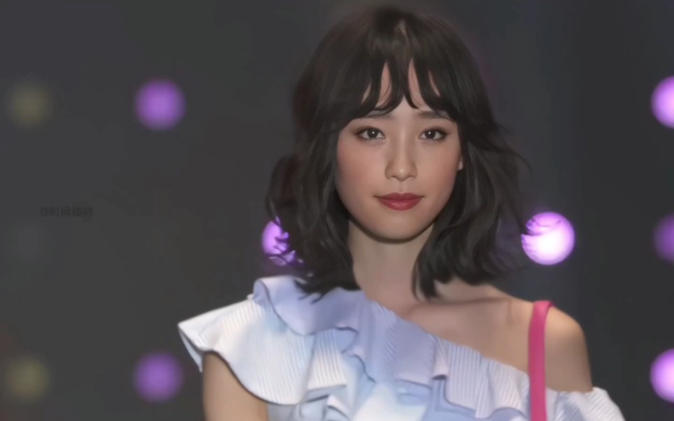 东京时装秀甜美女神高桥光时尚穿搭合集,甜美的笑容配上甜美的衣服