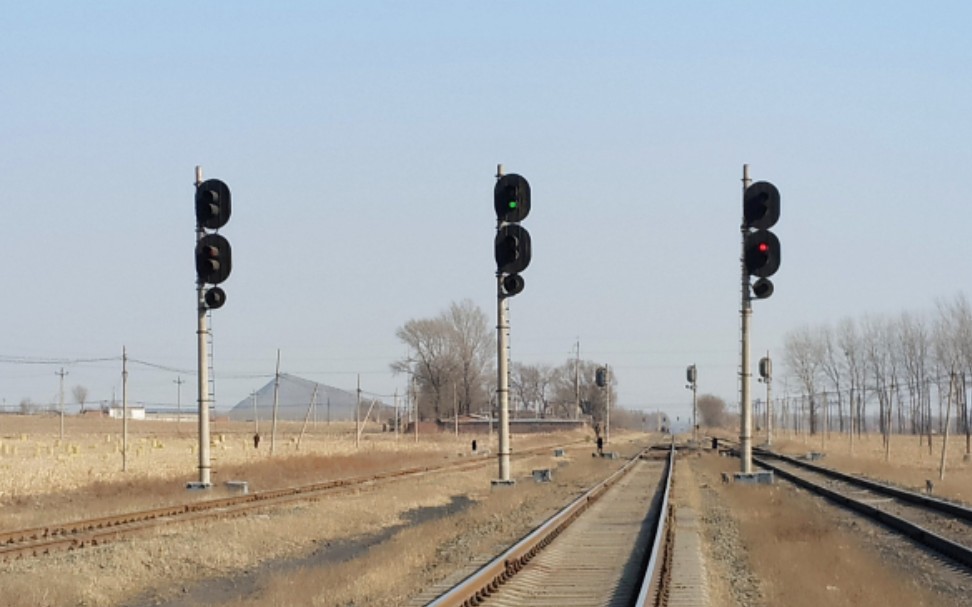 (铁煤)df5b-0039牵引集装箱货列通过晓明站进站信号机