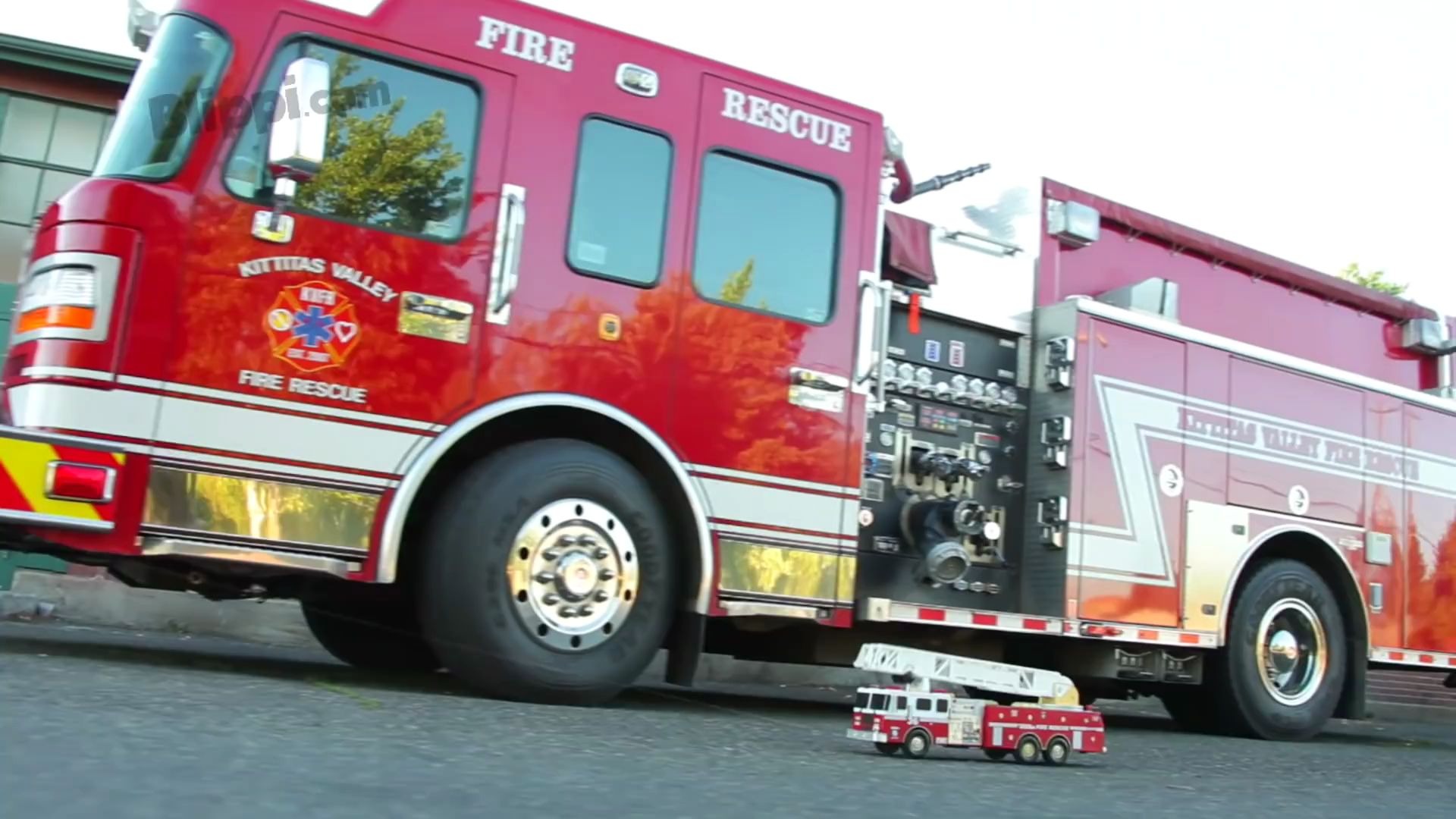 [图]036.Blippi-Fire Trucks for Children Fire engines for kids and Fire Truck Tour